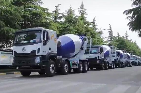 市場如此火爆，一批批新車交付用戶。場面壯觀！